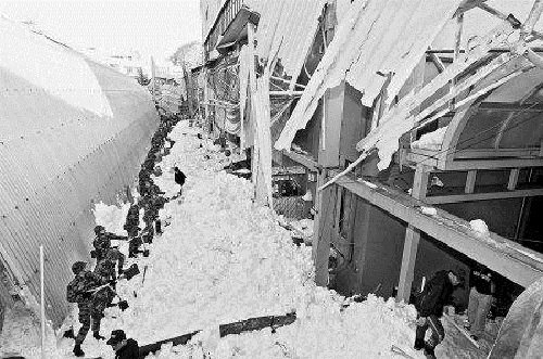 大雪中光伏電站坍塌!屋面光伏設備承重檢測不可忽視